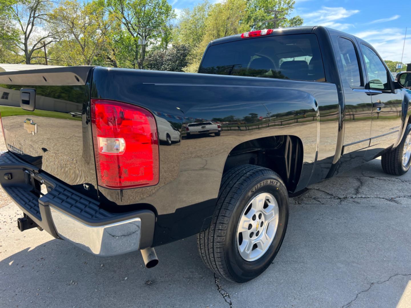 2008 Black /Gray Chevrolet Silverado 1500 LT (2GCEC19J581) with an 5.3L V8 engine, Automatic transmission, located at 4520 Airline Hwy, Baton Rouge, LA, 70805, (225) 357-1497, 30.509325, -91.145432 - 2008 Chevrolet Silverado 1500 Ext Cab LT ***One Owner*** 5.3 V8 Gas, 103K Miles, Power Windows & Locks, New Tires, Tow Pkg. NO IN HOUSE FINANCING. FOR INFO PLEASE CONTACT JEFF AT 225 357-1497 CHECK OUT OUR A+ RATING WITH THE BETTER BUSINESS BUREAU WE HAVE BEEN A FAMILY OWNED AND OPERATED BUSINESS A - Photo#5